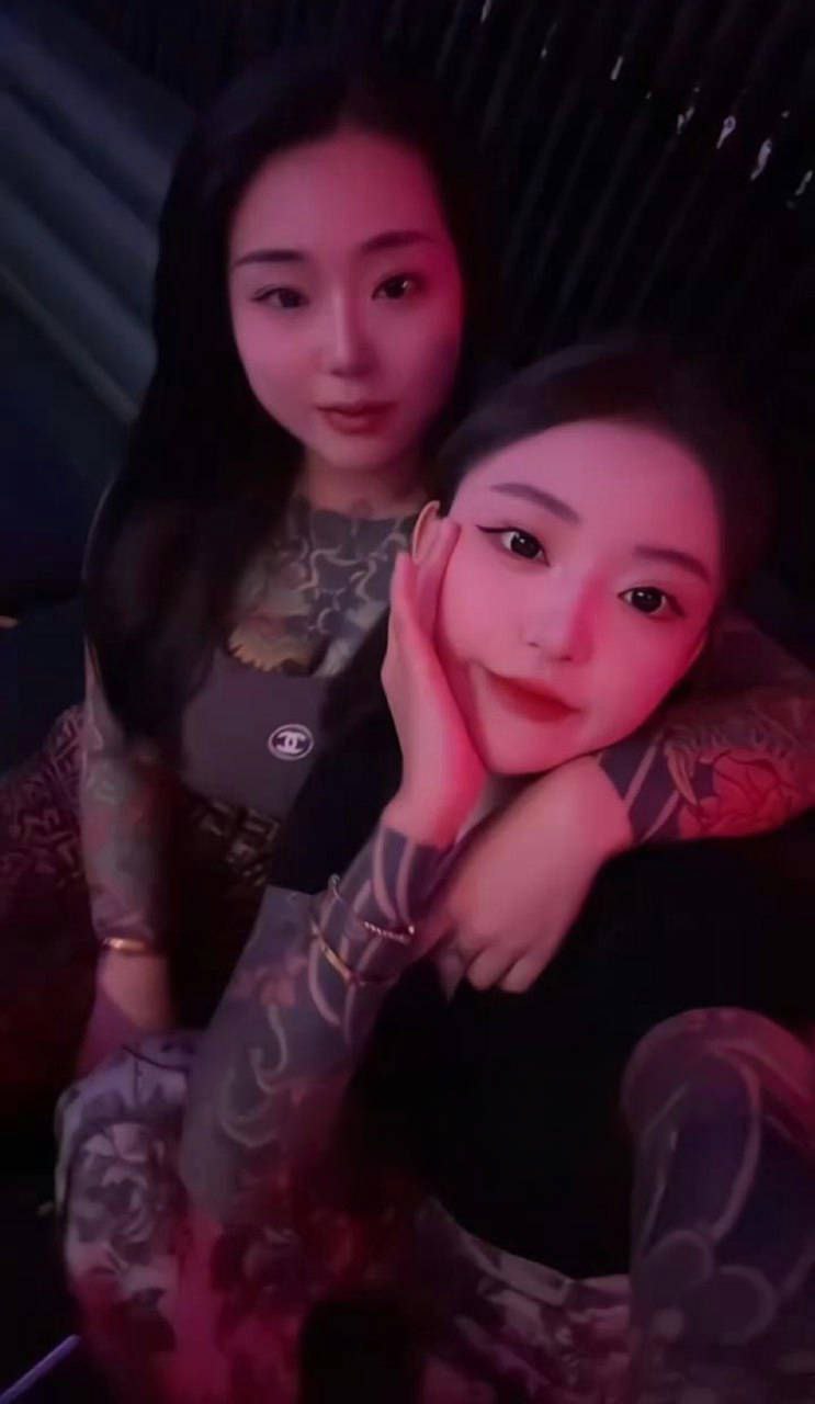 快手精神小妹 美美美美如 堪称符文大师 本人极骚 性瘾极强 送逼炮友爆插淫荡鲍鱼！