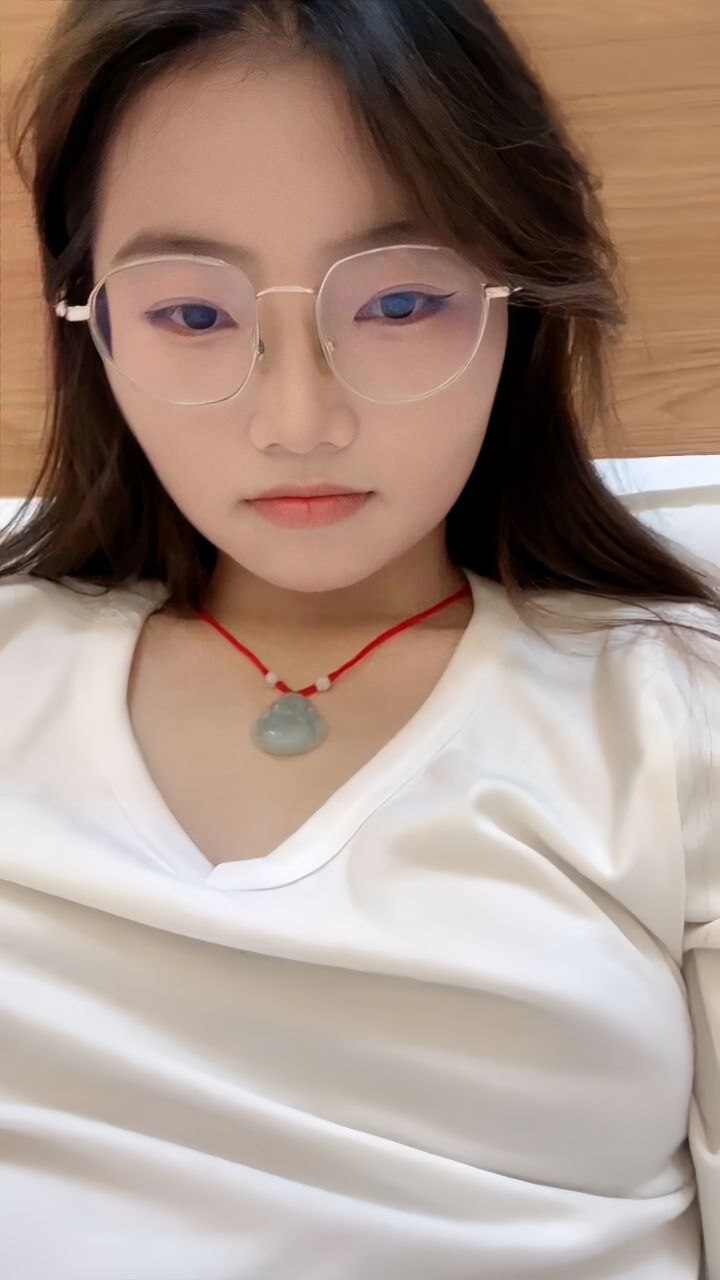 网红清纯美女困困兔 化身精神小妹下海 直播间露脸自慰口交私密视频流出！