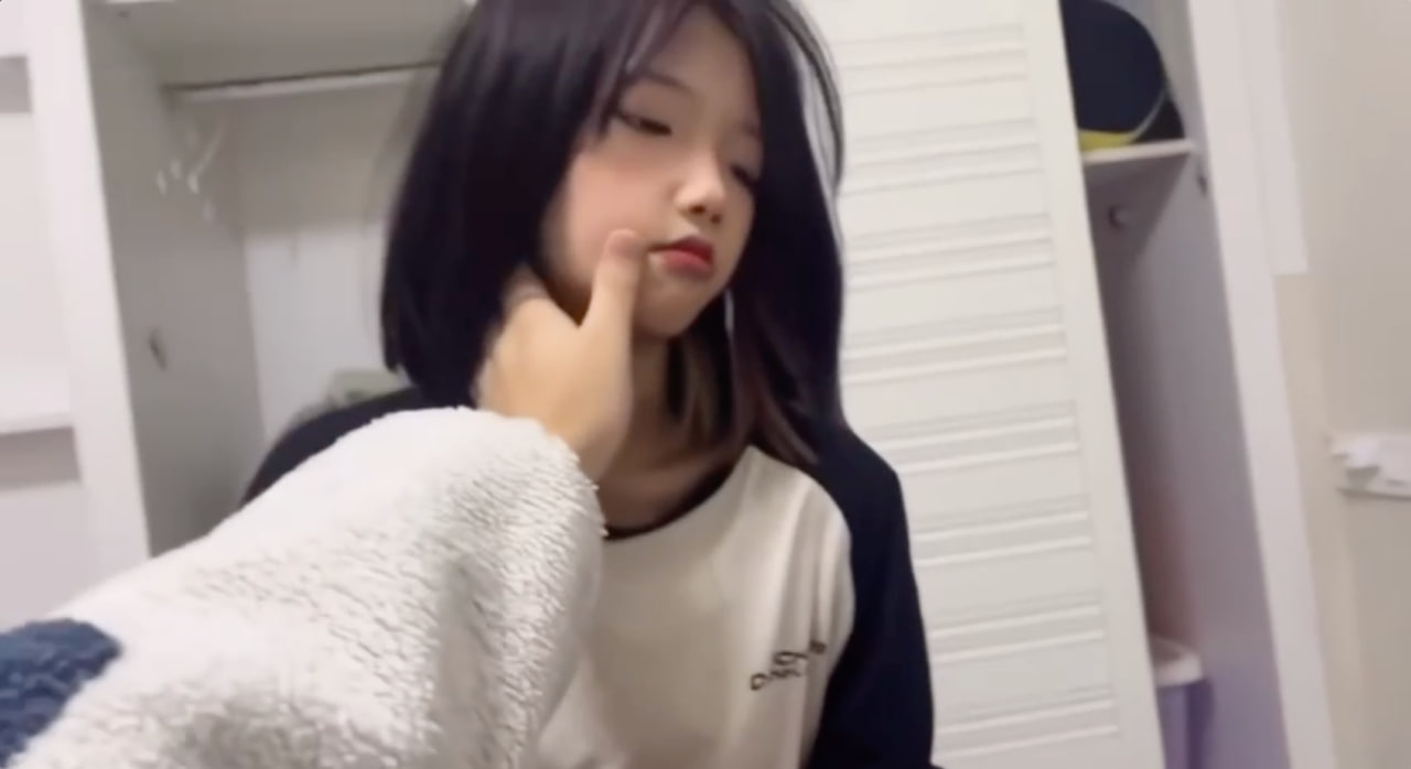 教清纯萝莉妹妹口交，调教亲妹妹!乱伦兄妹
